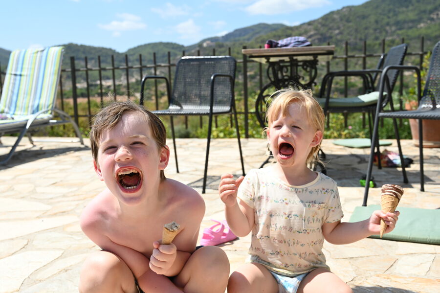 Original holiday photo of two children enjoying ice creams